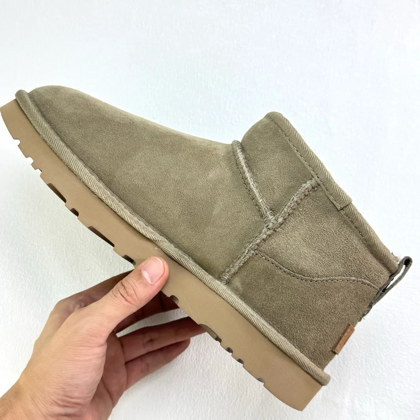 💰380 1116109 UGG Classic Ultra Mini Same style as Zhou Dongyu and Wang Yibo Thin-soled short snow boots Xiaohongshu hot style Wool one-piece mini boots Premium suede upper Delicate feel Wool lining Comfortable and skin-friendly Warm and comfortable so you are not afraid of cold weather Wear-resistant one-piece foam shoe cover EVA soft elastic thick sole Heightening outsole Purchasing level Essential winter snow boots Size: 35 36 37 38 39 40 41 42 43 44 45